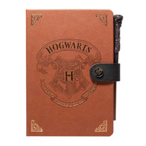 Agendă premium Harry Potter Hogwarts, A5, 90 de file, copertă din piele, inchidere cu capsă, buzunar interior si Pix cadou, produs licențiat