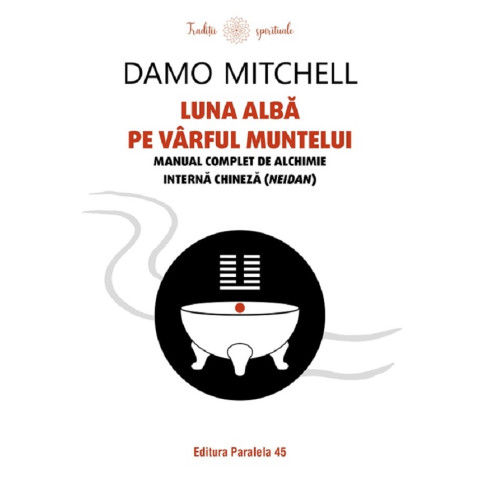 Luna albă pe vârful muntelui